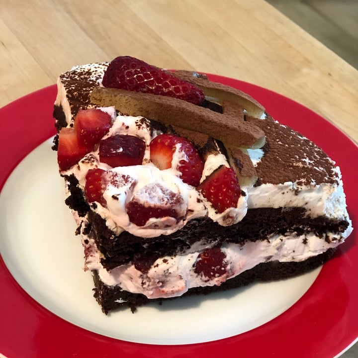 review photo of Velicious Cafe Erdbeer Marzipan Torte shared by @buckno on 03 May 2020 - review
