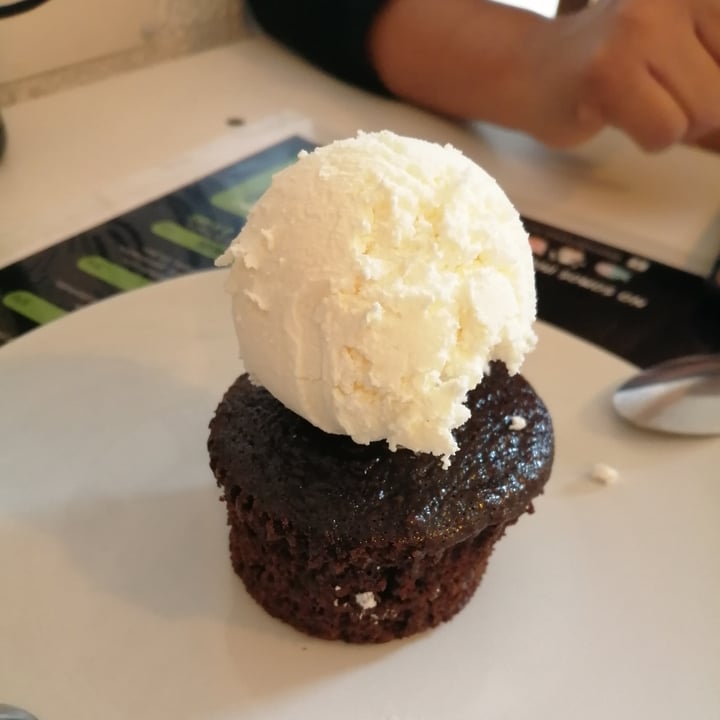 review photo of Poderosa Restaurante Vegano Muffin De Chocolate Con Helado shared by @saraimolinar on 01 Dec 2021 - review