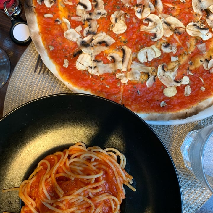 photo of Fattoincasa by hosteria la danesina Pizza and pomodoro pasta shared by @sentirvegan on  23 Sep 2022 - review