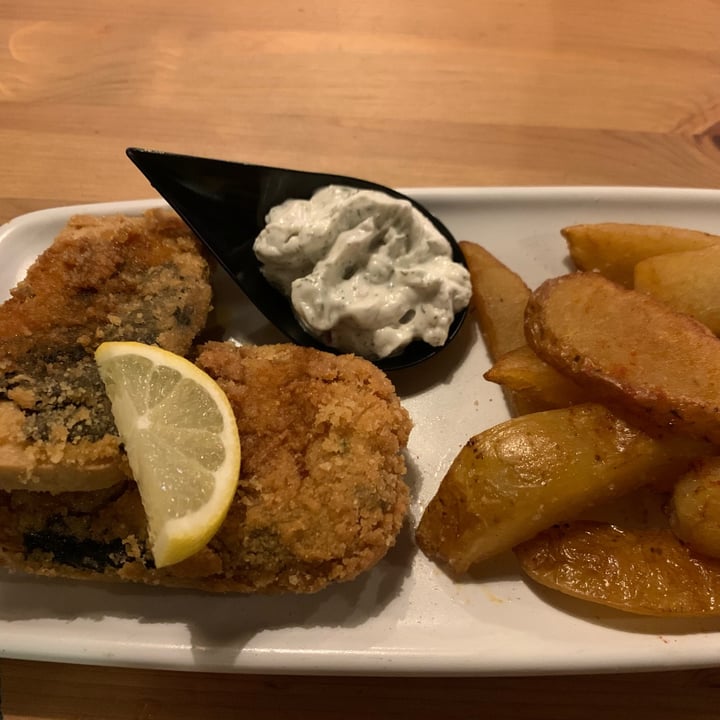 photo of VeganCatBar Tofish and chips shared by @helenpfuertes on  23 Feb 2022 - review