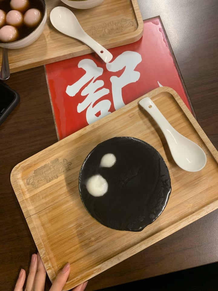 review photo of Ji De Chi Dessert 記得吃甜品 @ Plaza Singapura Black sesame tang yuan in sesame sauce shared by @natabat on 02 May 2019 - review