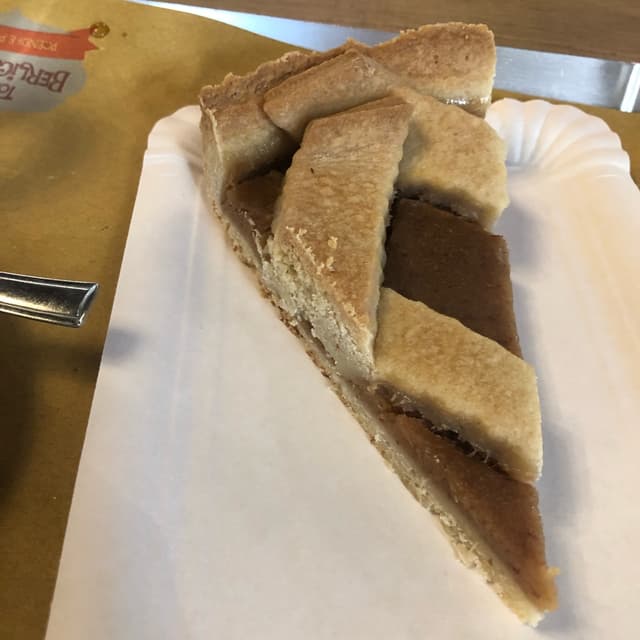 Photo of the dish “Crostata vegan con confettura di pere e zenzero”