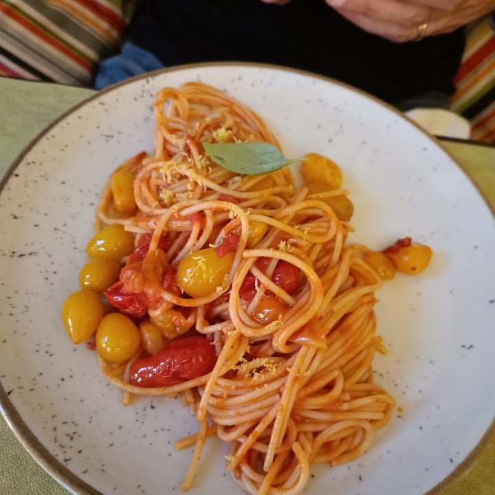 review photo of L'OV Osteria Vegetariana spaghetti con datterini basilico e limone shared by @marinatartaruga on 30 Jun 2022 - review