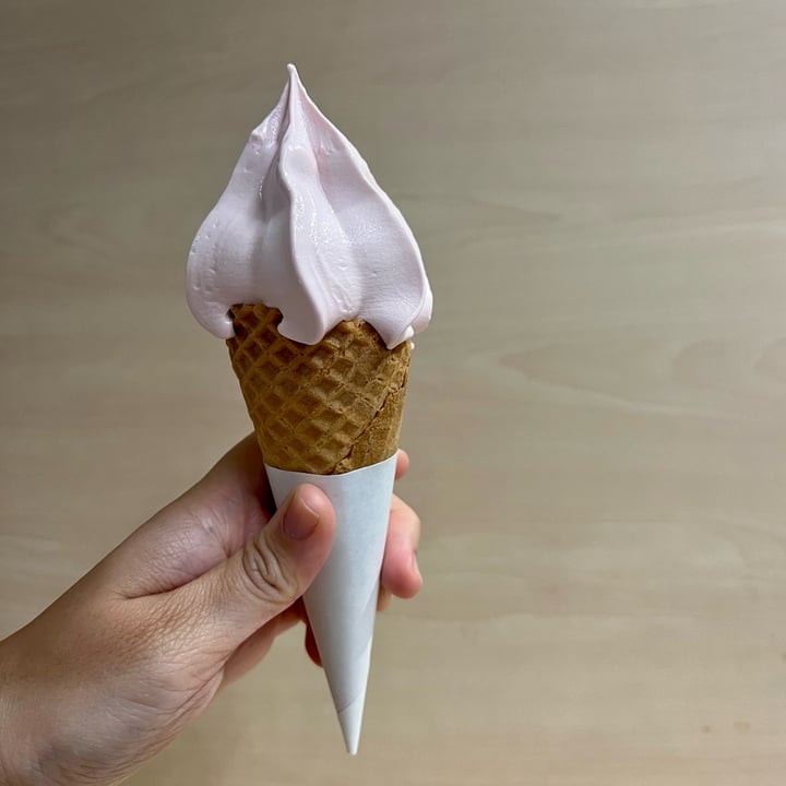 photo of IKEA Alexandra Strawberry Ice Cream shared by @erialc on  27 Aug 2022 - review