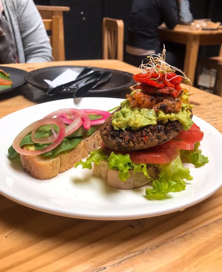 review photo of Café Libre Hamburguesa Vegana shared by @damaris on 27 Nov 2019 - review