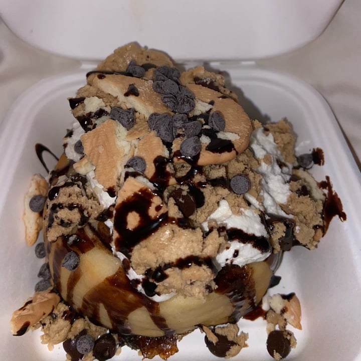 photo of Cinnaholic Victoria Cookie Monster cinnamon bun shared by @rebeccabentley on  11 Nov 2021 - review