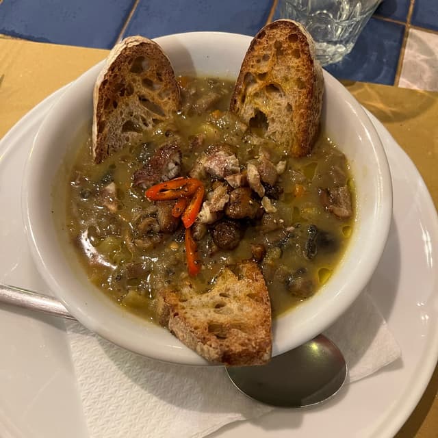 Foto del plato “Zuppa Di Funghi E Castagne”