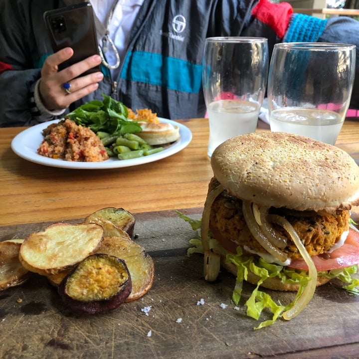 review photo of Pura Vida hamburguesa ingredientes a elección shared by @camitaaboada on 21 Jul 2021 - review