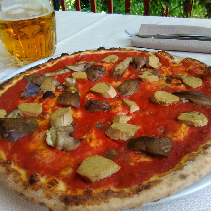 photo of Ecosteria Parco Santi Angeli Pizza with tofu wurstel and mushrooms shared by @myvegantrips on  30 Jul 2020 - review