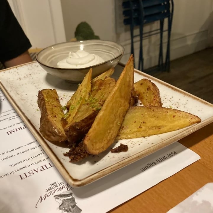 review photo of Romeow Cat Bistrot Patatas bravas pepe rosa e lime shared by @massimomanni on 15 Jul 2022 - review