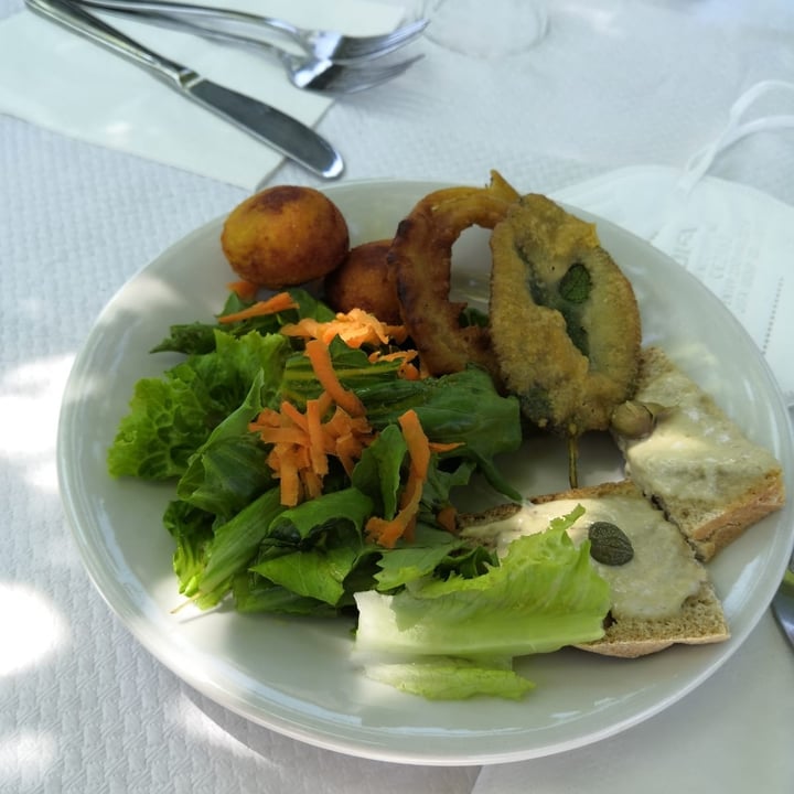 photo of Torre Colombaia Antipasto Vegano shared by @signormusetto on  18 Jun 2021 - review