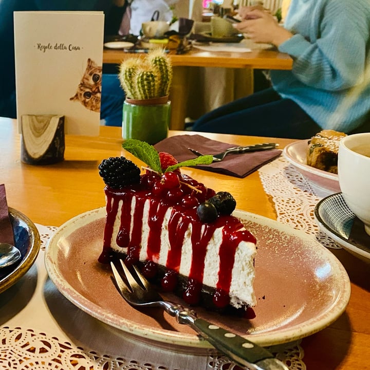 photo of Romeow Cat Bistrot Chocolate Mousse cake shared by @lenavegan3646 on  02 Apr 2022 - review