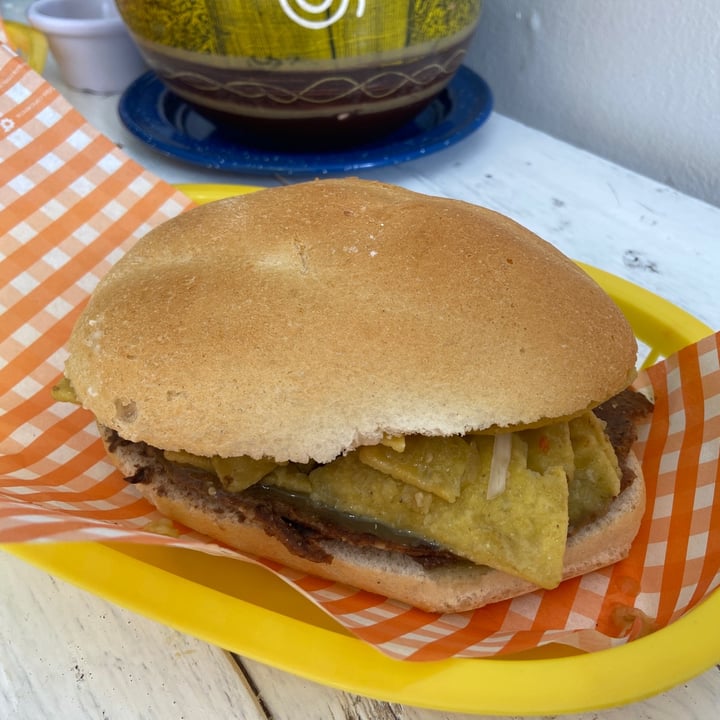 photo of siempre MELOCOTÓN Torta de chilaquiles shared by @rich-hf on  23 Aug 2021 - review