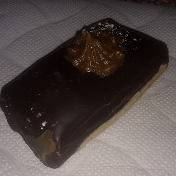 photo of Panadería vegana Facturas Con DDL bañada En Chocolate shared by @medinagustin7 on  02 Aug 2021 - review