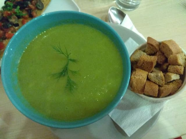 Photo of the dish “Crema de guisantes con picatostes”