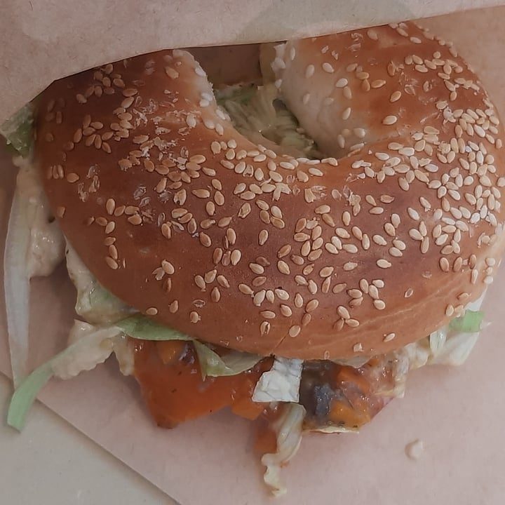 photo of hoop bagel & salad Bagel Con Hummus shared by @fegmtt on  02 Jul 2022 - review
