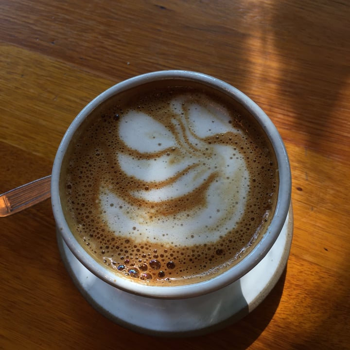 review photo of FRUTO CAFÉ Flat White Con Leche De Almendras shared by @garciaevelyn on 01 May 2021 - review