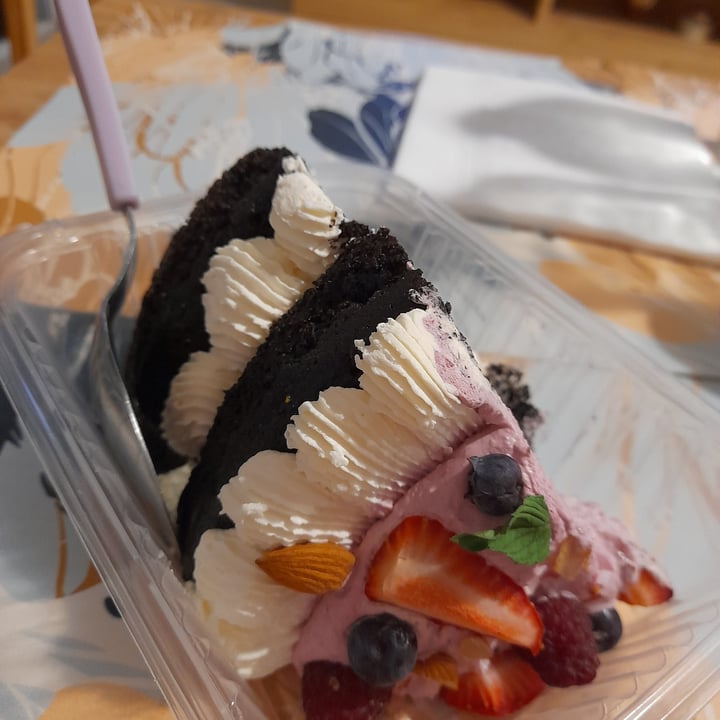photo of Mönt take away Torta de chocolate , mousse de chocolate blanco  y frutos rojos shared by @jjulie on  09 Feb 2022 - review