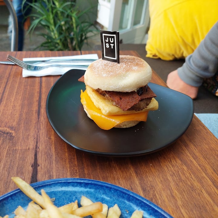 photo of Infinite Café Plant-Powered Kitchen Breakfast Sandwich shared by @lieslsnyman on  06 Aug 2022 - review