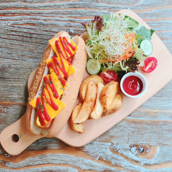 photo of LN Fortunate Coffee Vegan Cheese Hot Dog with Green Salad & Fried Potato Wedges shared by @kaylabear on  23 Jun 2018 - review