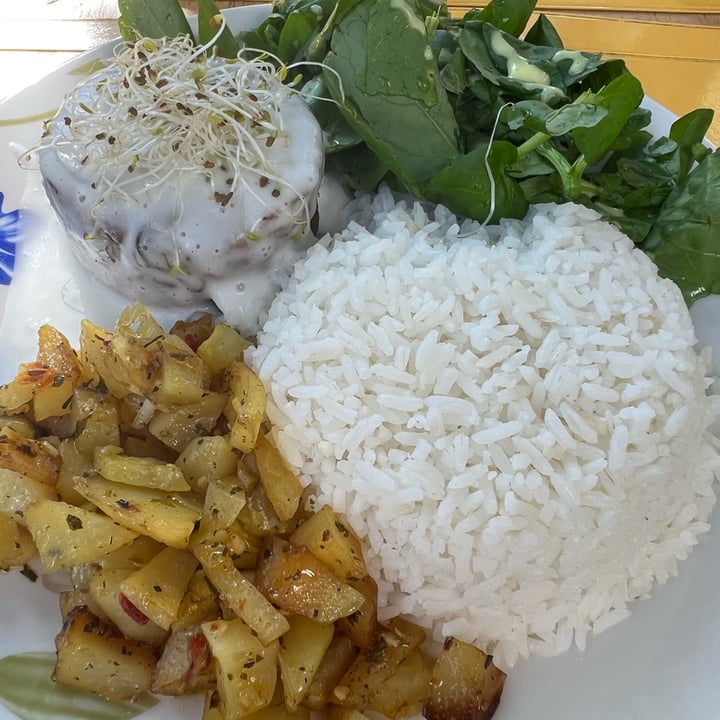 photo of Mount Zion Vegan medalhão de cogumelo com arroz e batata shared by @izabeladerobi on  03 Aug 2022 - review