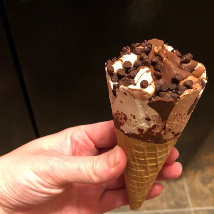 photo of Drumstick Vanilla Chocolate Swirl shared by @lindsaymcmindsay on  22 Dec 2020 - review
