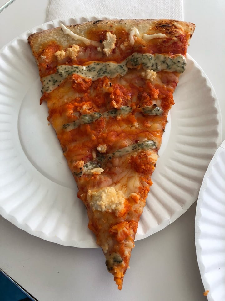 photo of Screamer's Pizzeria Buffalo Cauliflower Slice shared by @vegan-treehugger on  14 Mar 2020 - review
