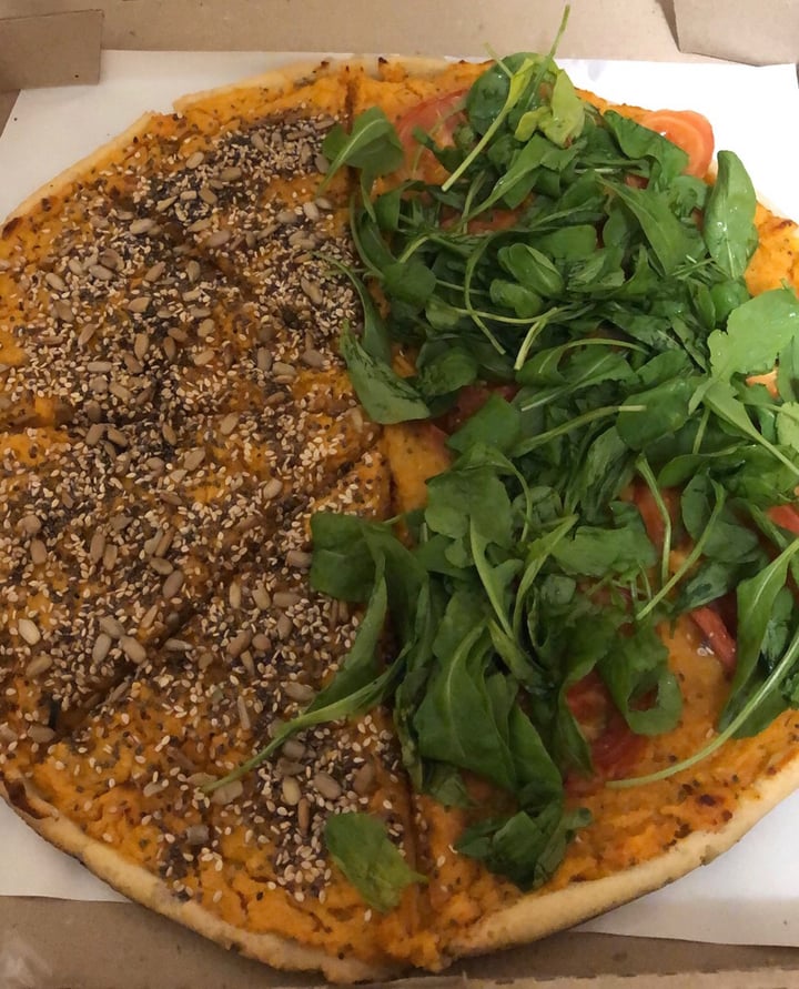photo of Pizza Vegana Vicente López Pizza Hum Hum mitad nutricional y mitad viva shared by @juliaarena on  02 Aug 2019 - review