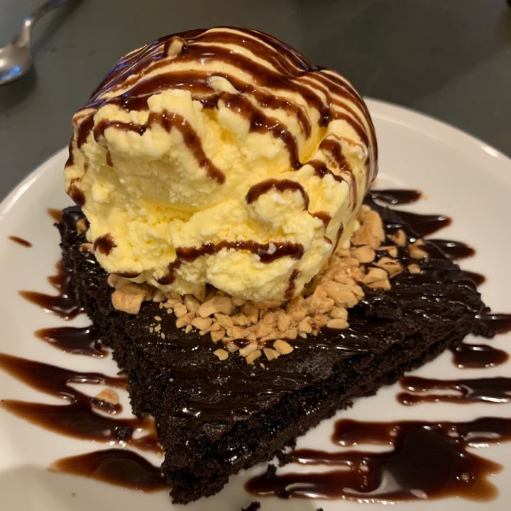 photo of Loving Hut Brownie Con Helado shared by @daisunino on  18 Apr 2021 - review