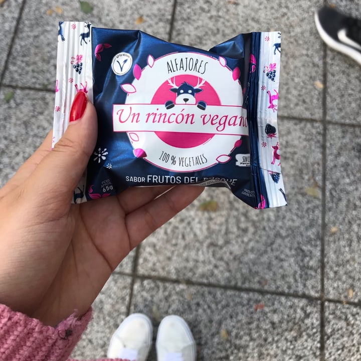 photo of Un Rincón Vegano Alfajor de Frutos del Bosque shared by @vallestevez on  09 Apr 2021 - review