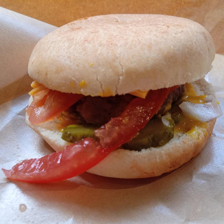 photo of Everyday Vegan Cafe Cheeseburger shared by @veganspicegirl on  30 Jul 2022 - review