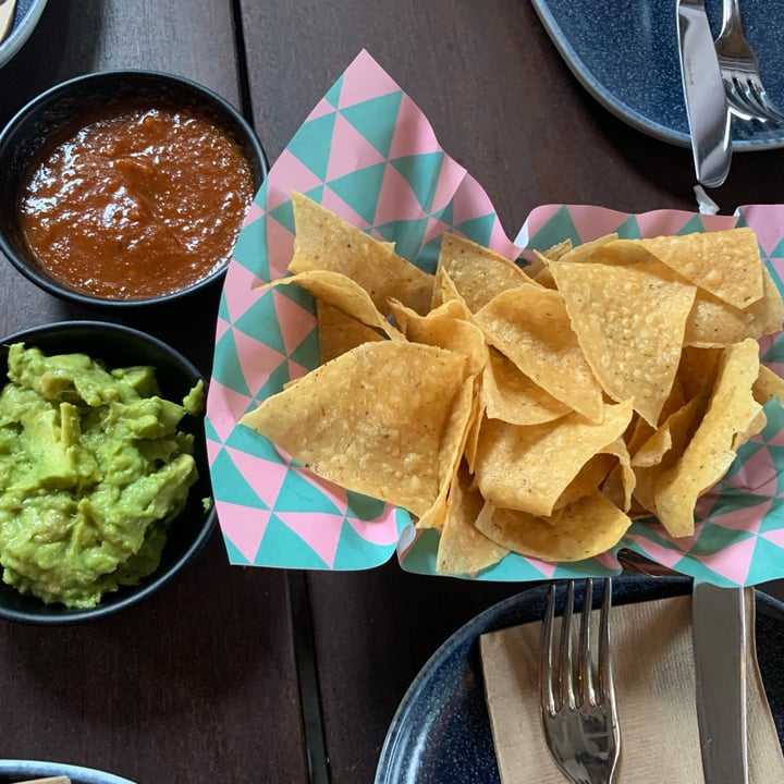 photo of Lucha Loco DIY Guacamole & Tortilla Chips shared by @balivu25 on  02 Mar 2022 - review