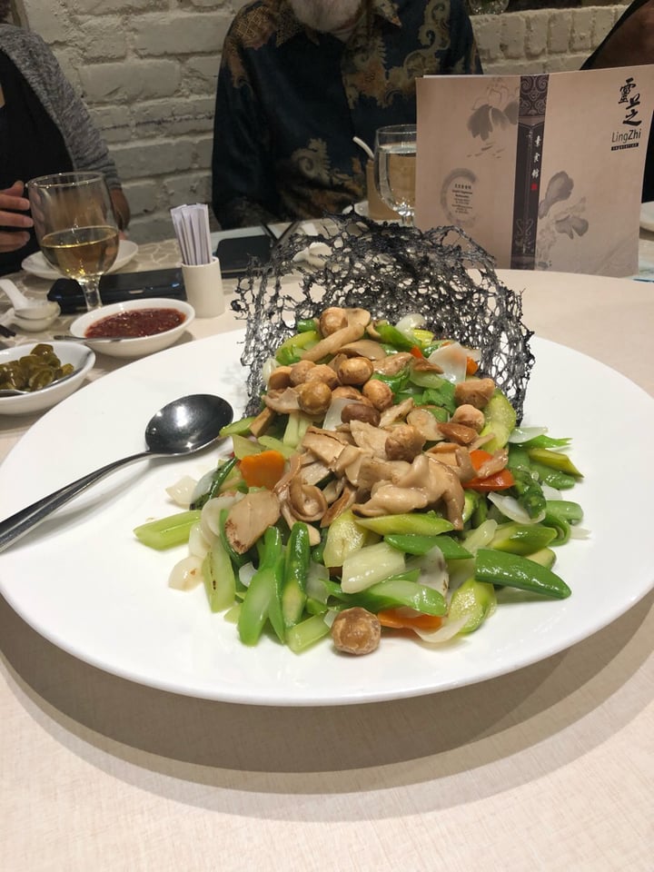 photo of LingZhi Vegetarian - Liat Towers Sauteed Honshimeiji Mushroom with Asparagus, Macademia Nut, Fresh Lily Bulb and Boletus in Crispy Basket shared by @jo092583 on  29 Jul 2019 - review