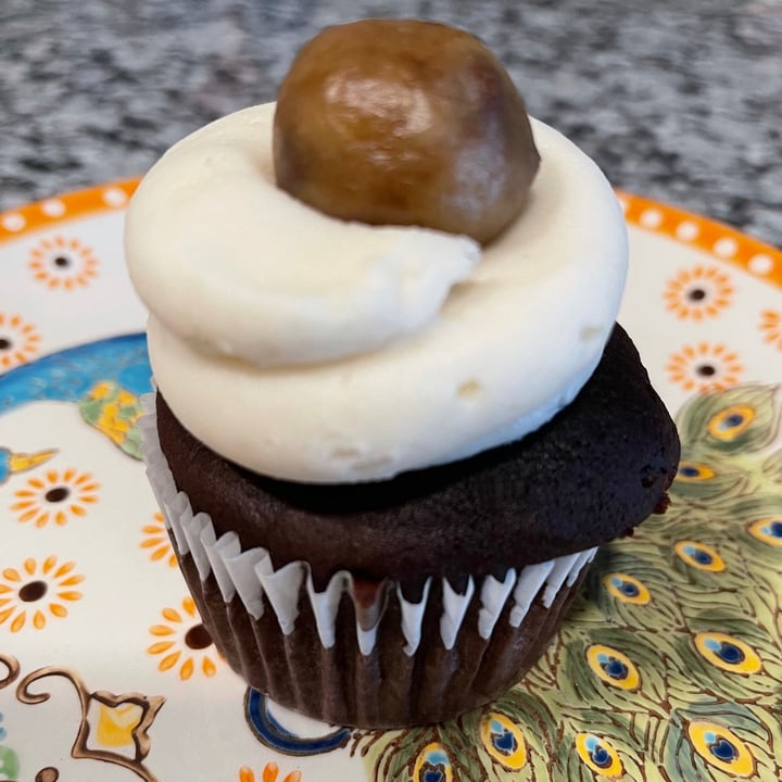 photo of PARLOUR VEGAN BAKERY® BOCA Cookie Dough Cupcake shared by @sangria on  04 Aug 2021 - review