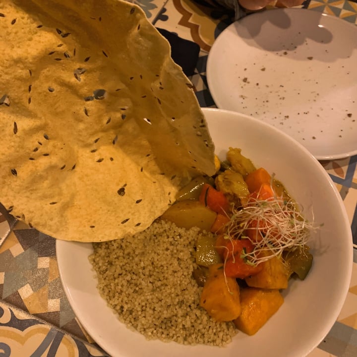 photo of VEGA Curry Korma de vegetales con raita de pepino y piña sobre papadum y quinoa shared by @gechauca28 on  22 Feb 2021 - review