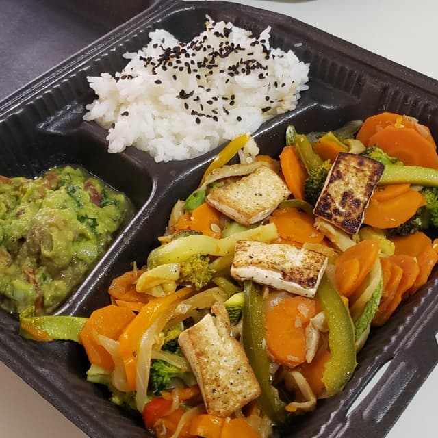 Foto do prato “Alambre de verduras con tofu acompañado de arroz basmati y guacamole”