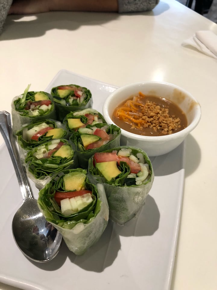 photo of Golden Era Avocado Roll shared by @drethanthevegan on  14 Sep 2018 - review