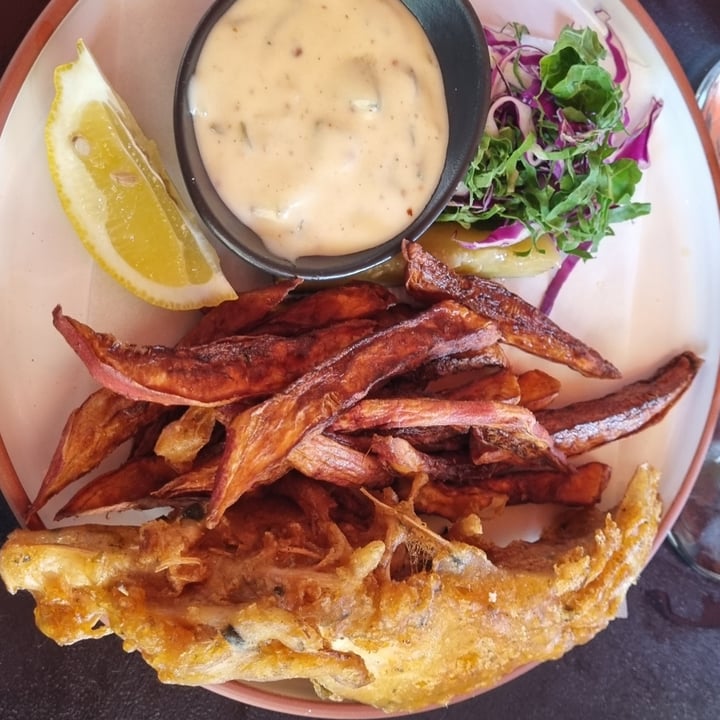 photo of Brik cafe Vegan Fish and Chips shared by @sunshineyum on  28 Nov 2021 - review