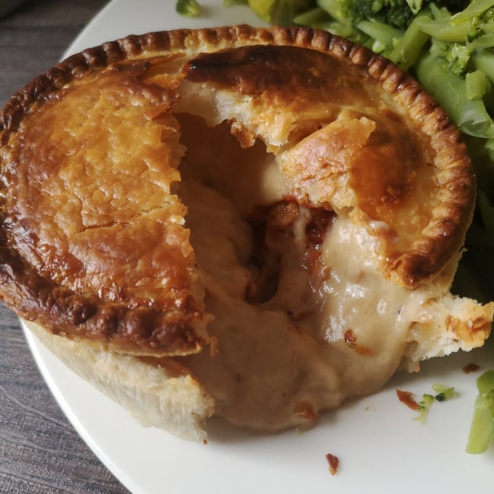 photo of Young Vegans Pie Shop Chick’n Parmigiana Pie shared by @sweetsoy on  06 Aug 2020 - review