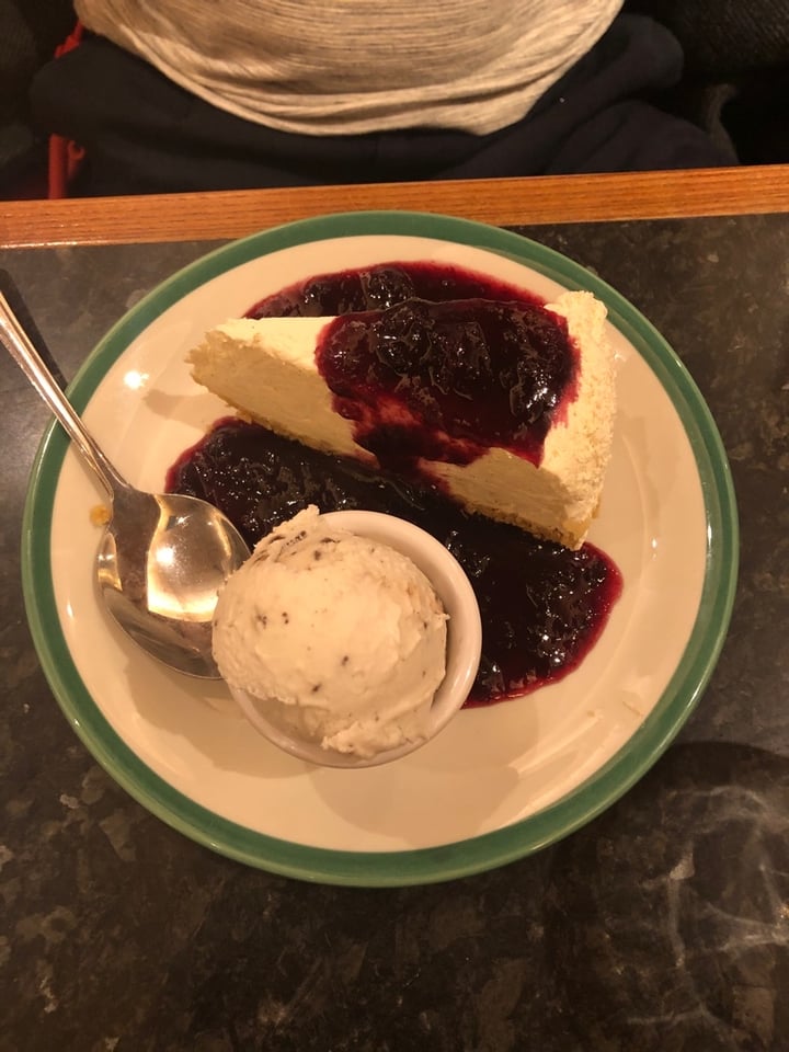 photo of Frankie & Benny's No-Cheesecake shared by @hollierebeccsx on  05 Mar 2020 - review