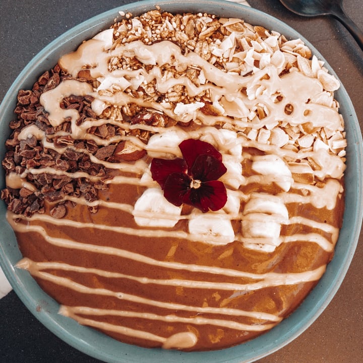 review photo of Lexi's Healthy Eatery Snickers Smoothie Bowl shared by @honeeandfig on 19 Oct 2020 - review