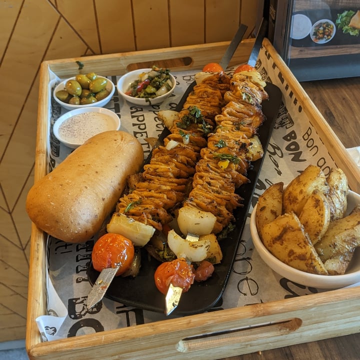 photo of חומוס Hummus Bar Simil Chicken Brochettes shared by @sudogtfo on  31 Oct 2022 - review