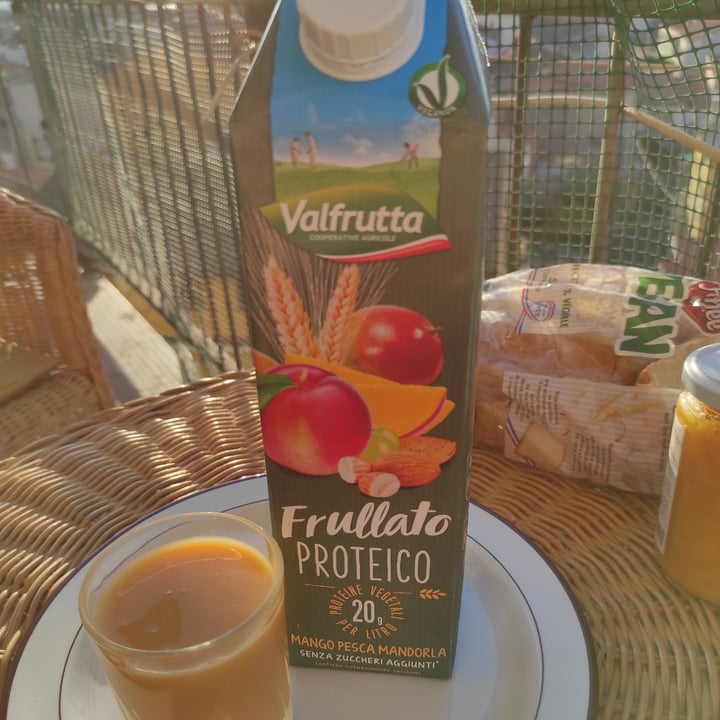 photo of Valfrutta frullato proteico frullati shared by @lamiafamigliaveg on  12 Jul 2022 - review