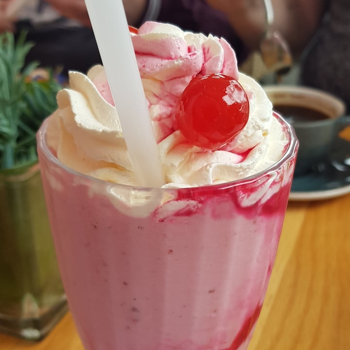 photo of Kaylee's Eatery Strawberry Milkshake shared by @lkapelari on  05 Aug 2021 - review