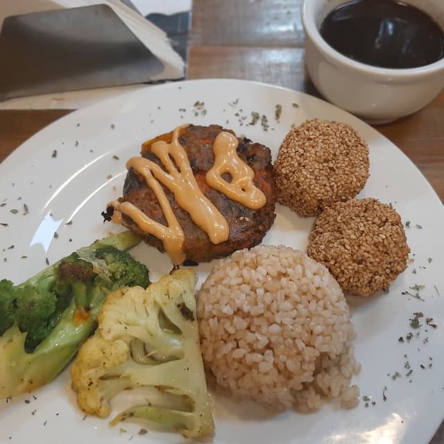Photo of the dish “Medalhão de legumes com molho rose, bolinho de grãos assado com gergelim, couve-flor e brócolis salteados com páprica, feijão preto, arroz cateto integral.”