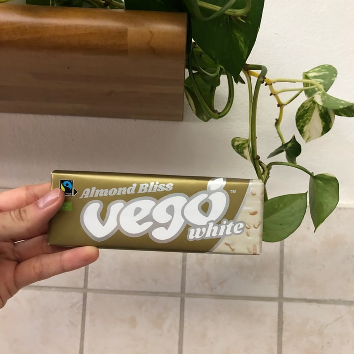 photo of Vego Almond bliss white chocolate shared by @giuliettaveg on  03 Feb 2022 - review