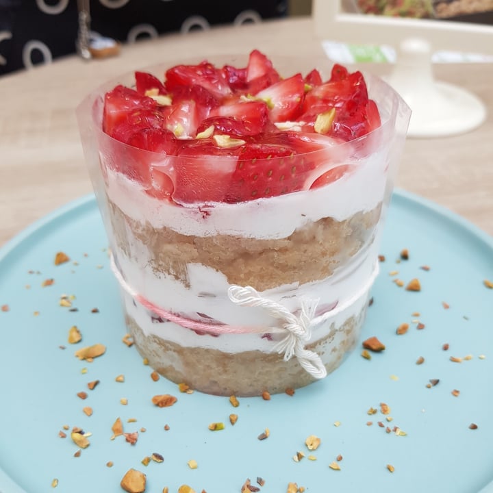 photo of Greendot PAYA LEBAR SQUARE Fresh Strawberry Shortcake shared by @shanna on  27 Aug 2021 - review