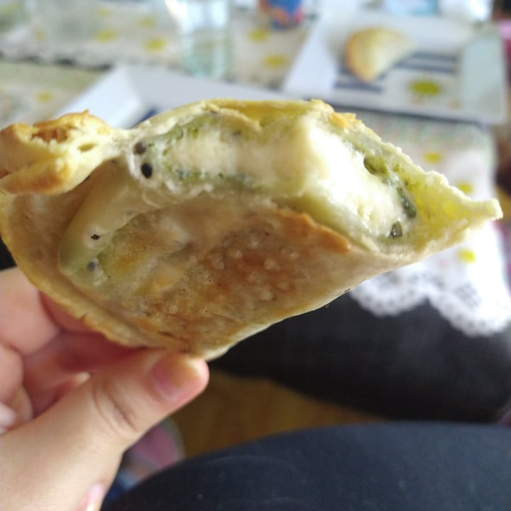 photo of Empanadas de 10 Empanadas de Acelga Y Muzzarella Vegana shared by @maayliza on  30 Sep 2020 - review