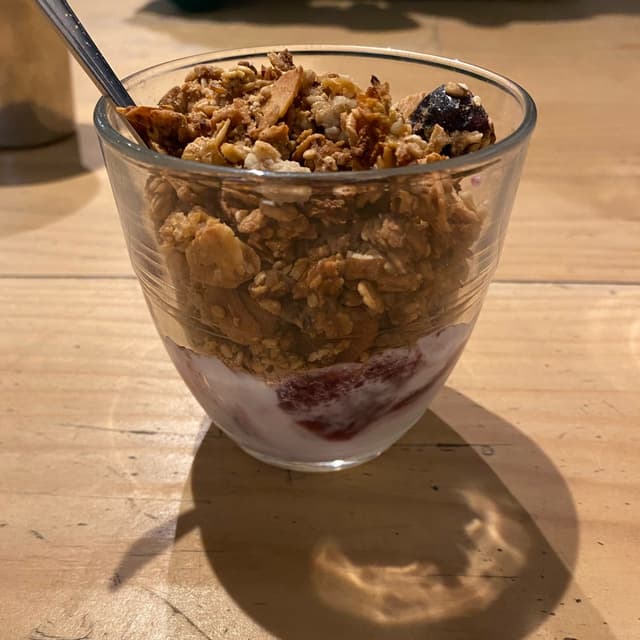 Foto del piatto “coconut yogurt with granola”