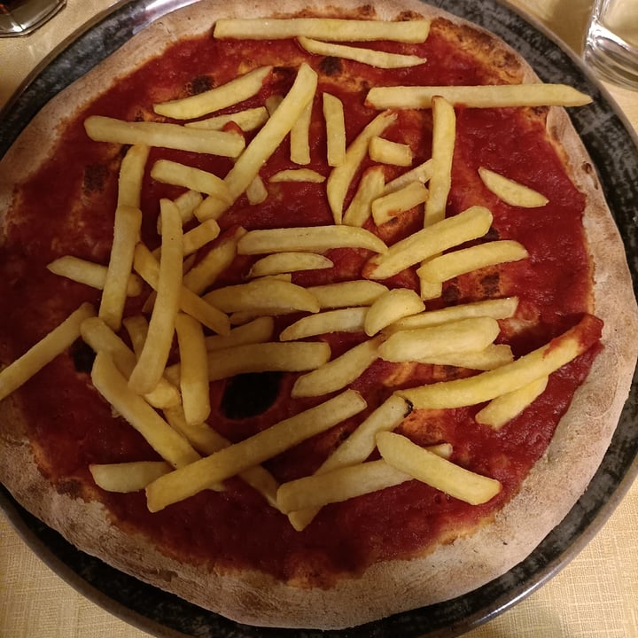 review photo of Bar Ristorante Pizzeria Centrale di Genuario Vincenzo Pizza Con Patatine Fritte shared by @pipermclean on 13 Apr 2022 - review